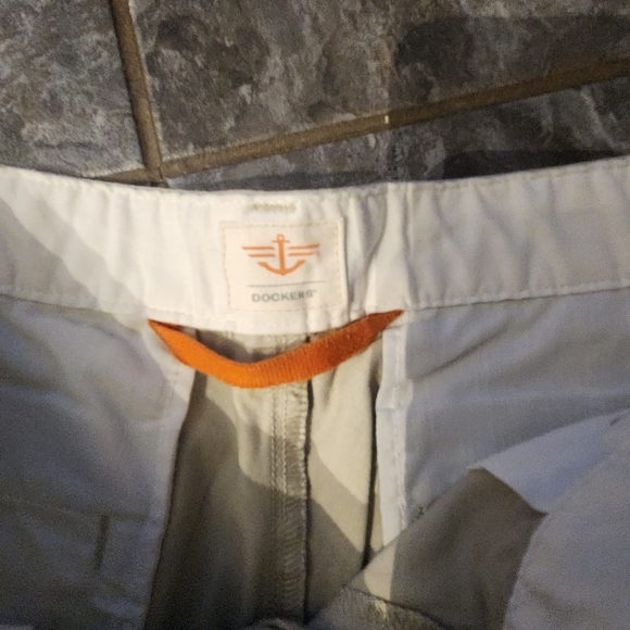 Dockers Men's Cream Flat Front Shorts - Picture 4 of 7